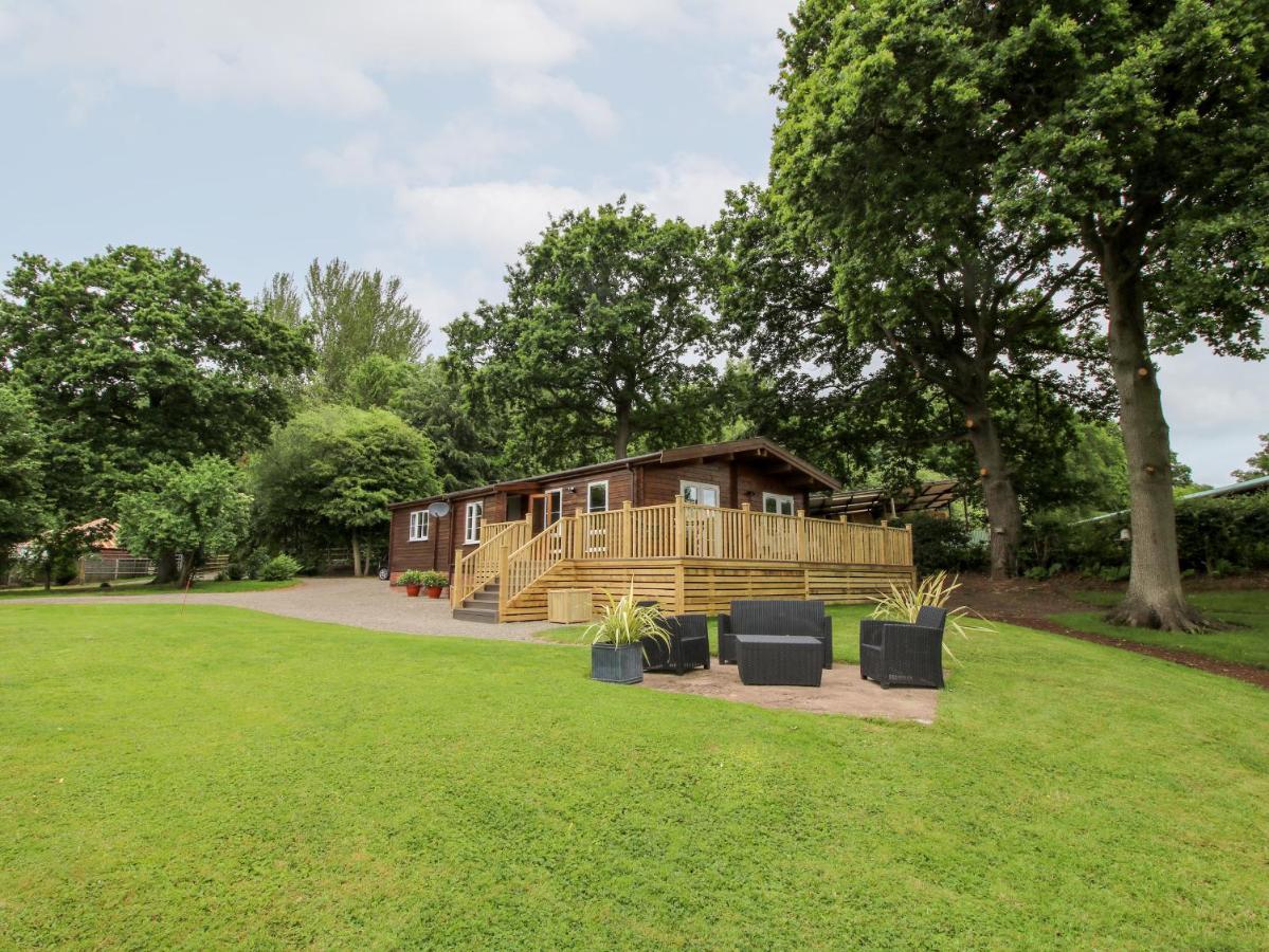 The Log Cabin Tenbury Exterior photo
